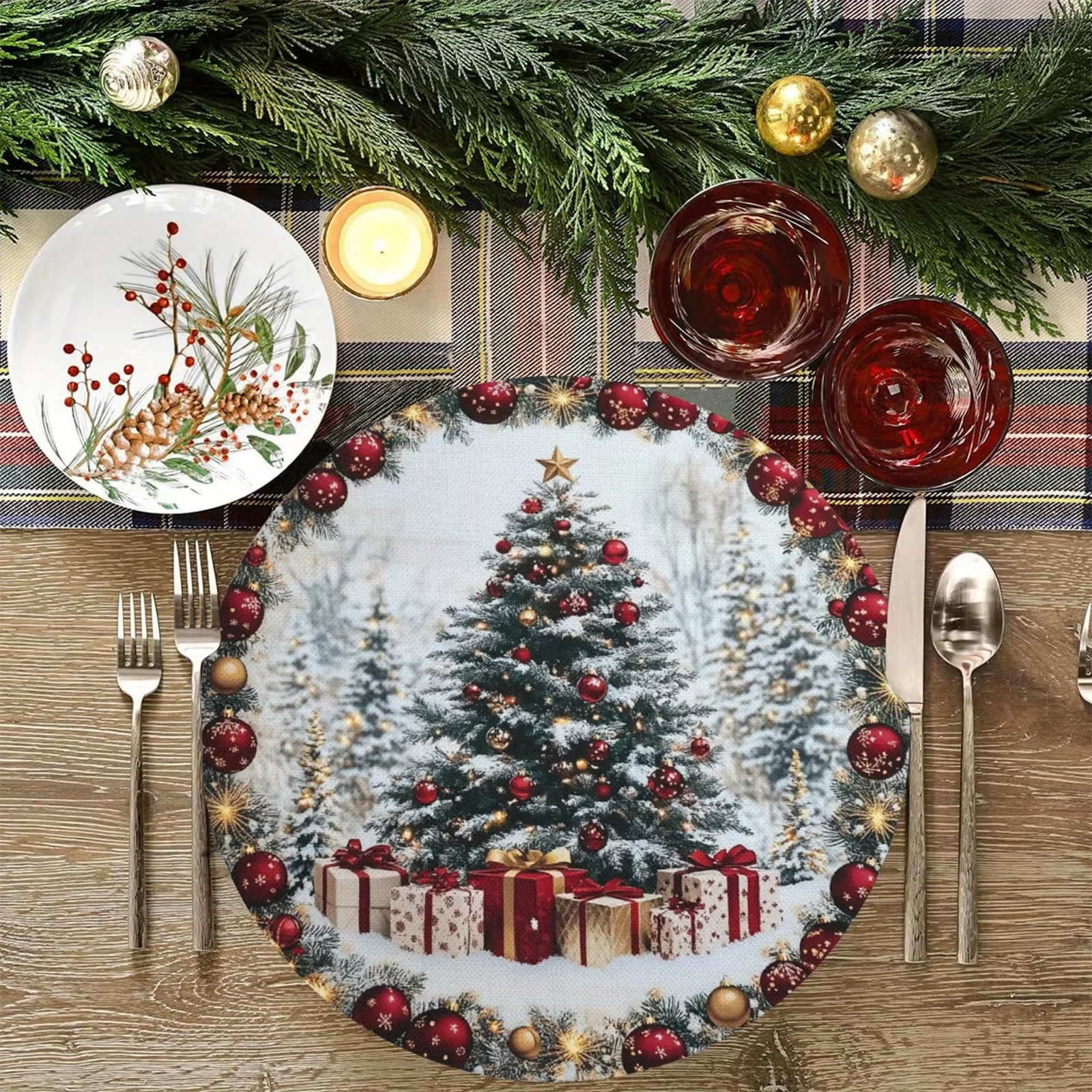 VIKAMA 4-teilige Weihnachts-Schneeszene-Tischsets mit roten weißen und grünen Weihnachtsbaum-Geschenkantern und runden Tischsets