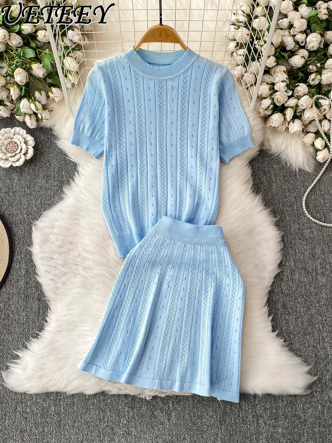 

Лето 2025 г., новый дизайн, простой пуловер с короткими рукавами, однотонная полая трикотажная футболка + короткая юбка с высокой талией, комплект из двух предметов