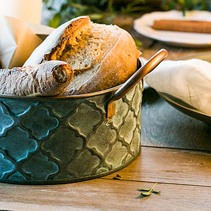 European Retro Round Iron Bread Basket with Handle Vintage Metal Storage Basket Fruit Container Tray for Home Decor Photography