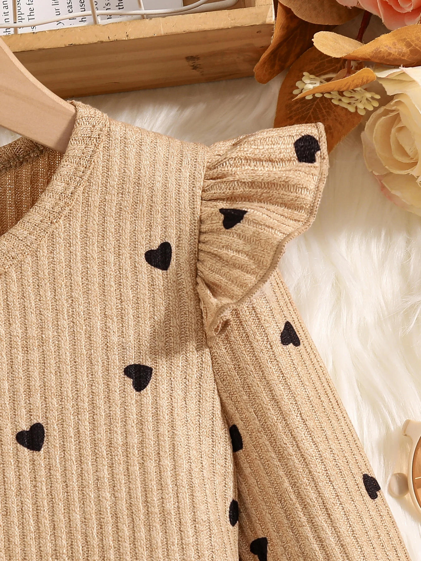 مجموعة مكونة من قطعتين للفتيات في الربيع والخريف: مجموعة تنورة عصرية وأنيقة للفتيات الصغيرات، تتميز بلوزة مضلعة من الدانتيل مع أكمام طويلة وطبعة منقطة على شكل قلب + تنورة سوداء مع زخرفة بأزرار على شكل عقدة على شكل فيونكة للفتيات، مناسبة للخريف ملابس ربيعية مريحة وبسيطة ومتعددة الاستخدامات وناعمة وغير رسمية للأطفال #4