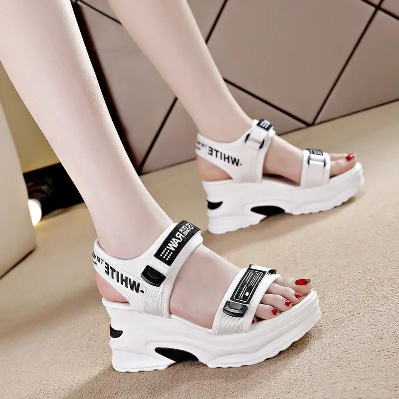Sandali con plateau da donna di lusso nuova estate Versatile tacco inclinato scarpe da donna rialzate sandali di lusso scarpe da spiaggia Chaussure