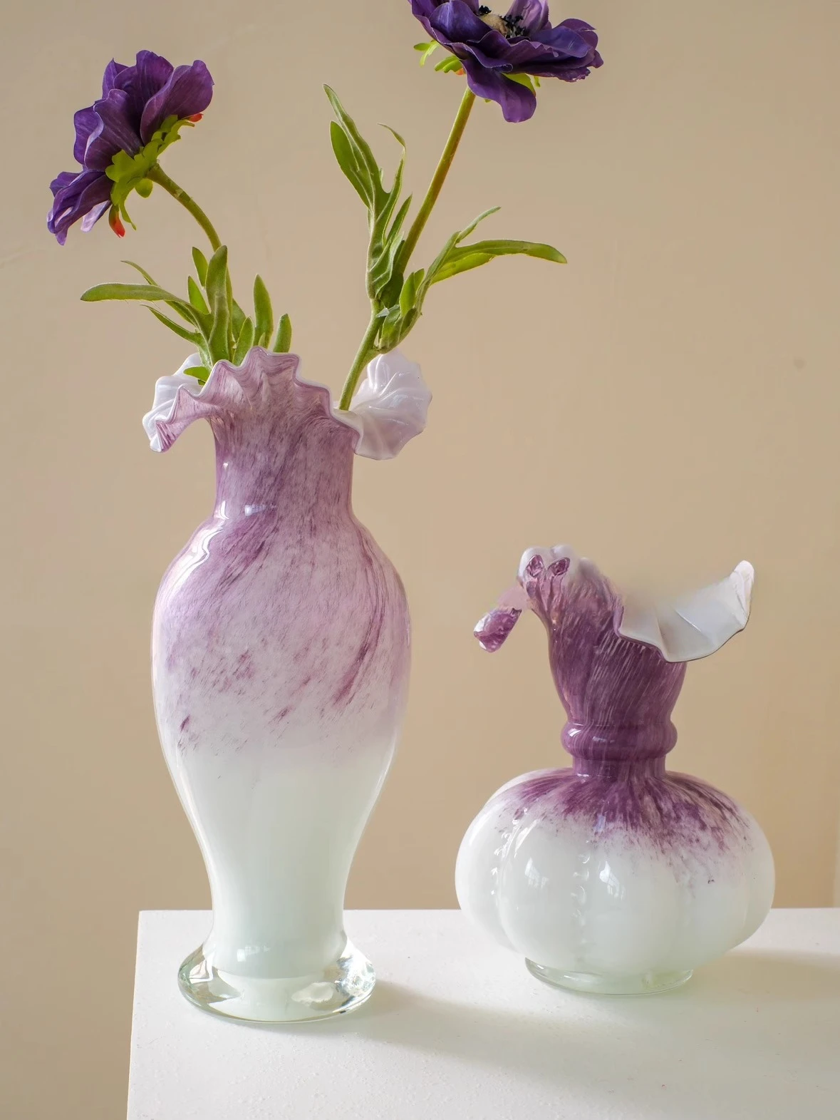 

Фиолетовая постепенная смена в стиле ретро, глазурованная ваза ручной работы, цветочная композиция