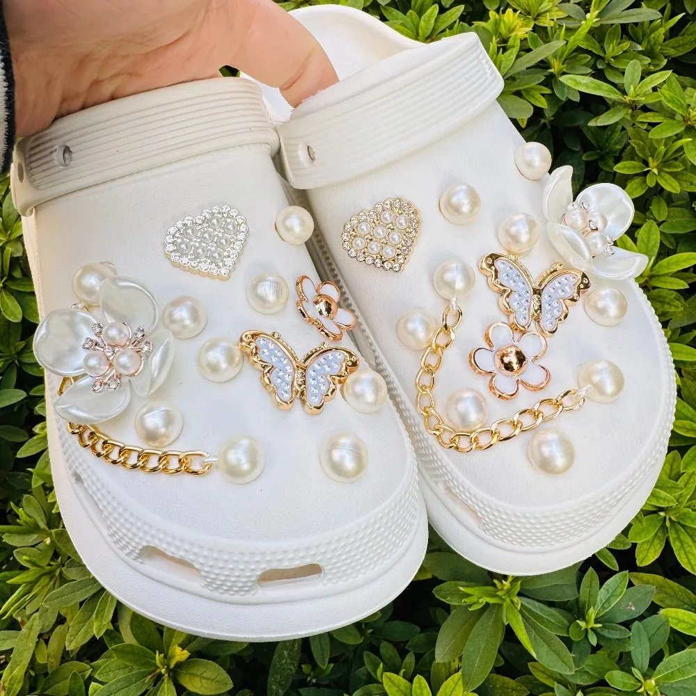Lot de 24 breloques tendance pour chaussures d'été, accessoires pour sabots, boucles de chaussures, papillons, perles, fleurs, chaînes, décorations DIY pour chaussures