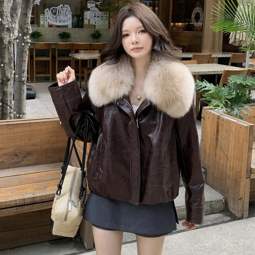 Nowa kolekcja damska jesień-zima 2025: wysokiej jakości krótki płaszcz zamszowy z wypełnieniem z puchu gęsiego i kołnierzem z futra lisa.