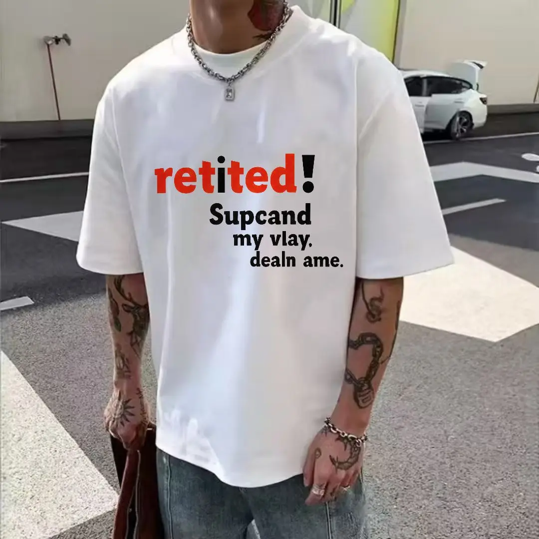 대담한 빨간색 'retited!' 글자가 새겨진 흰색 크루넥 반팔 티셔츠 표시문자 및 검은색 산세리프 'Supcand my vlay.' 딜앤에이엠.