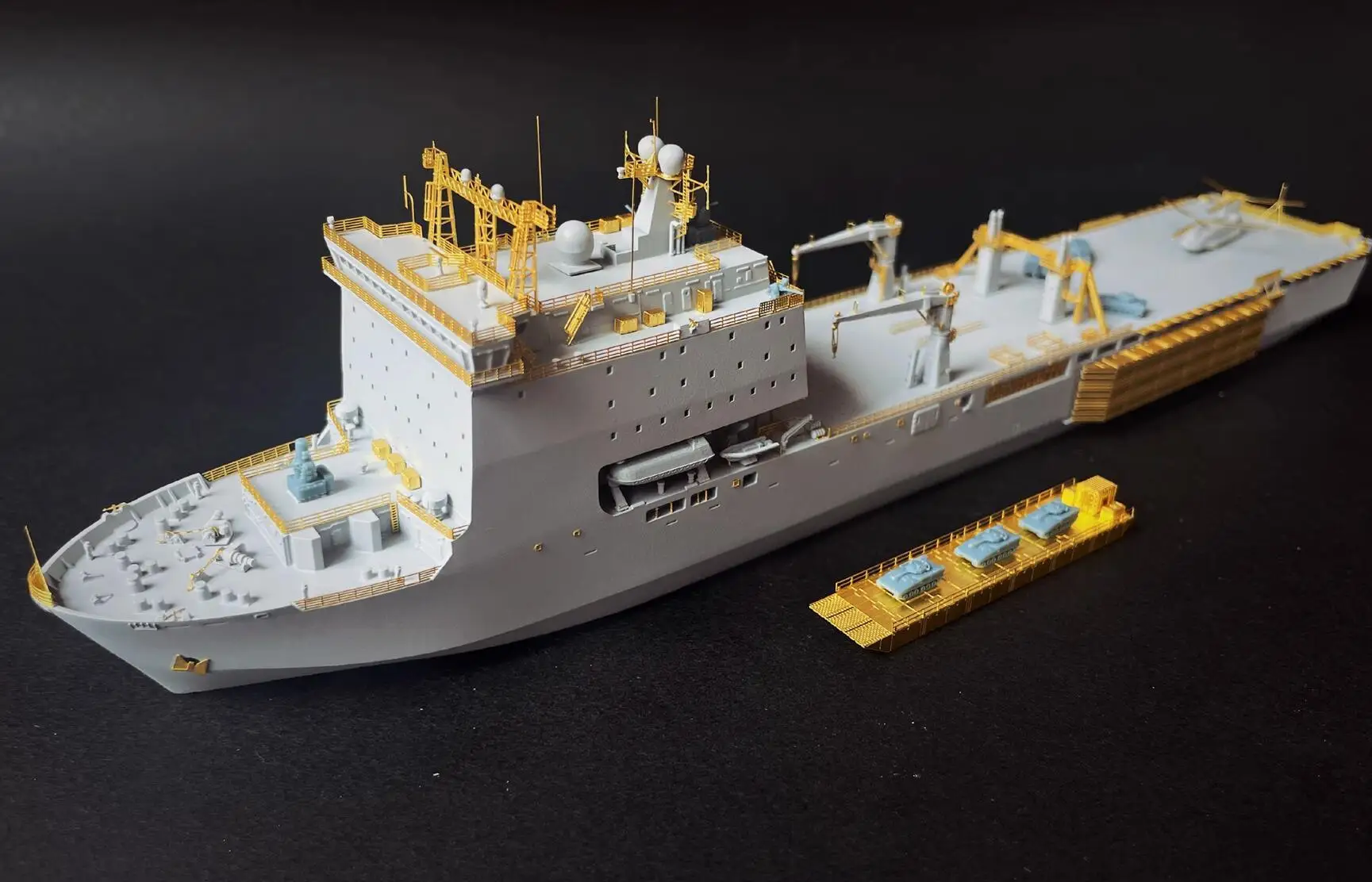 EVMODEL S101 1/700 Royal Navy Dock Landing Ship L3008 RFA Mounts Bay