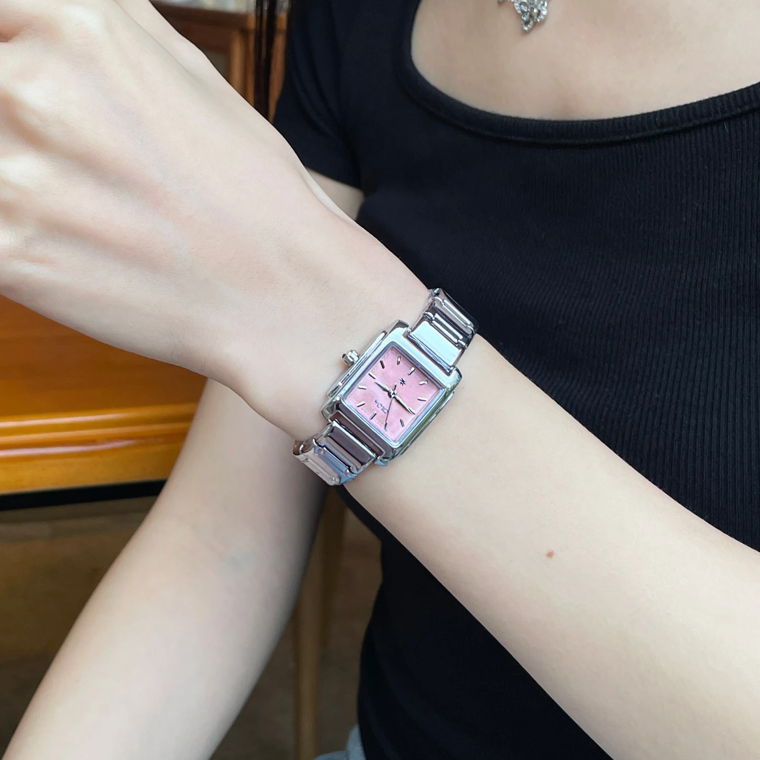 ساعة CILOA الوردية المربعة للنساء ماركة فاخرة خفيفة أصلية 2025 موضة جديدة مقاومة للماء ساعة كوارتز عالية الجودة