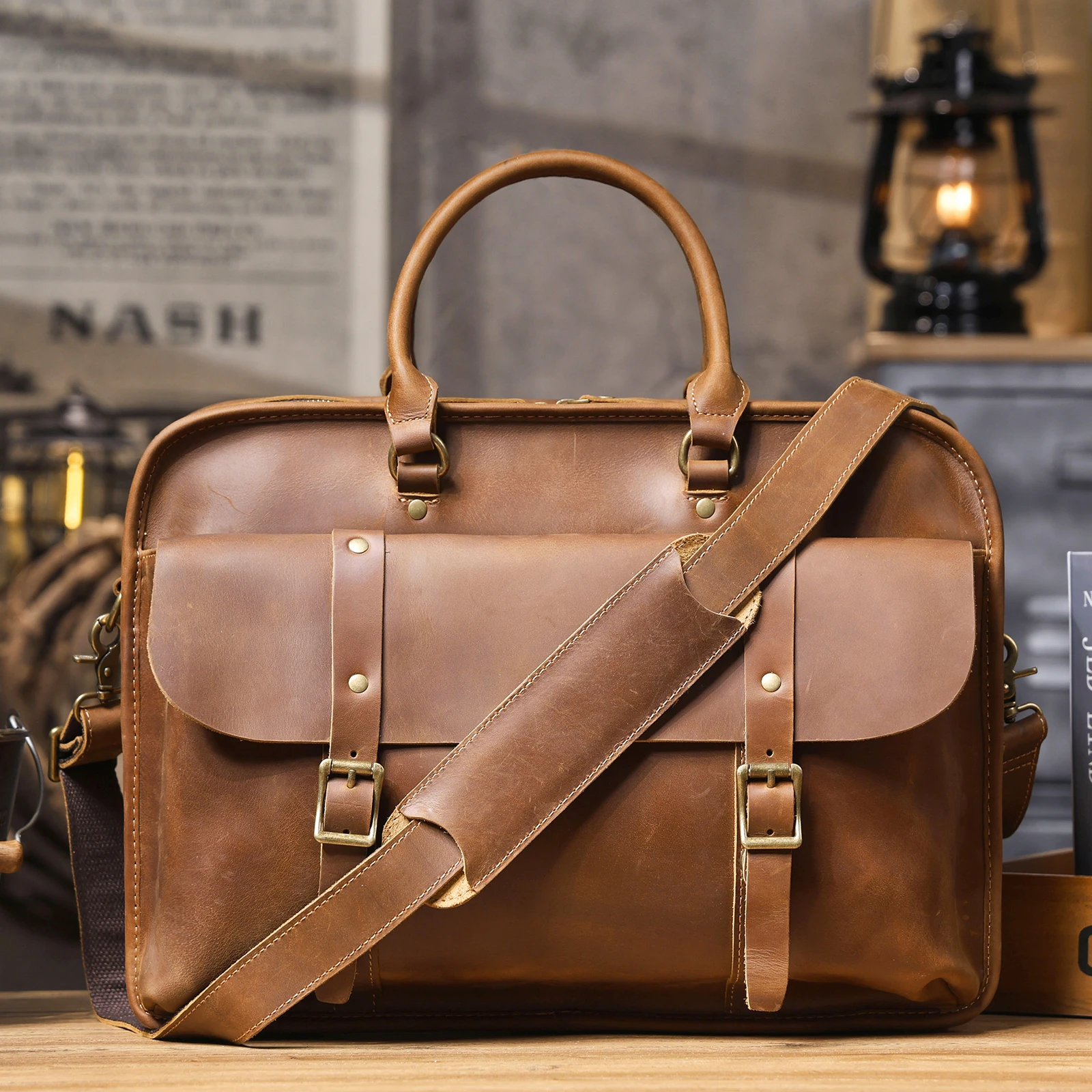 S.WORKER Klassische Aktentasche aus echtem Leder für 15"-Laptops für Herren | Handtasche aus Vollnarbenleder, Umhängetasche für Herren, Büro, Business – Detail 20