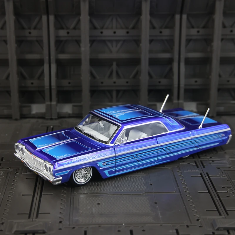 

1:26 Simulated Chevrolet Impala SS 1964 alloy car model ornament with doors and hood that can be opened