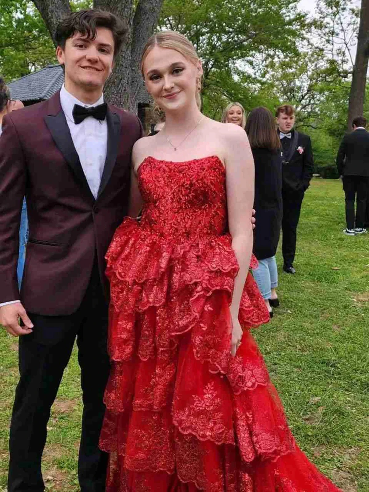 فساتين حفلة موسيقية رائعة باللون الأزرق الفاتح مزينة بالدانتيل بدون حمالات بدون ظهر فساتين حفلات حمراء لحفلات العودة للوطن للفتيات