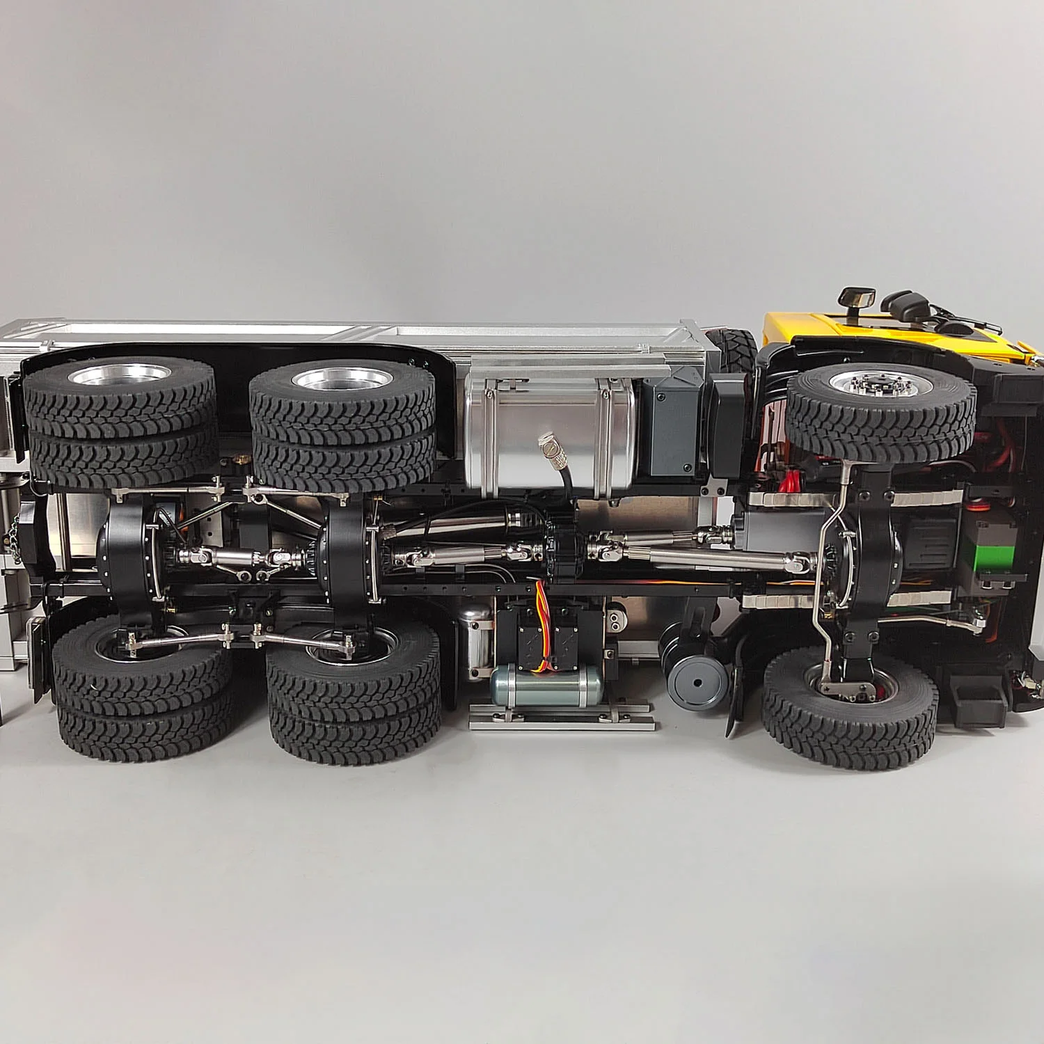 

Радиоуправляемая модель грузовика-самосвала 6x6 1:14 с металлическим гидравлическим приводом, 2-скоростной коробкой передач, звуковой и световой системой, игрушка на радиоуправлении TH23528