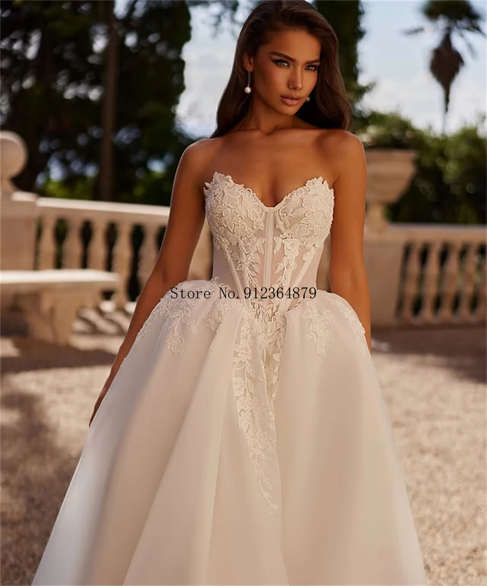 فستان زفاف مخصص بدون حمالات مزين بالدانتيل مع خط عنق على شكل قلب وقطار طويل فستان زفاف أنيق