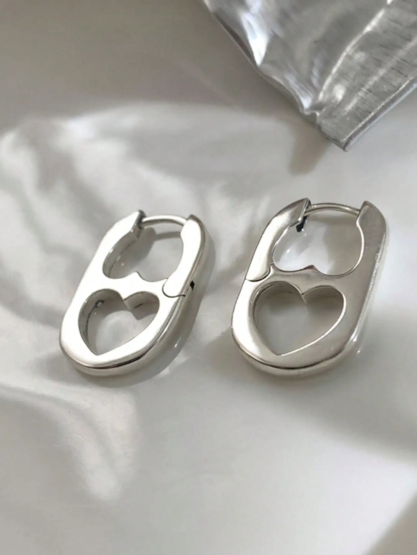 

1pair Fashionable Hollow Heart Hoop Earrings For Women For Daily Decoration Valentines,Mom,Mother,Mother's Day,Gift