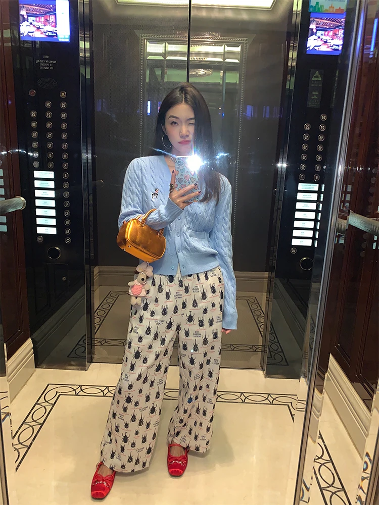 เสื้อสเวตเตอร์คอวีปักลายสีน้ำเงินสำหรับผู้หญิง แฟชั่นฤดูใบไม้ร่วงฤดูหนาว ทรงเข้ารูป ดีไซน์บิดเกลียว สไตล์เกาหลี ทรงปกติ แขนยาว