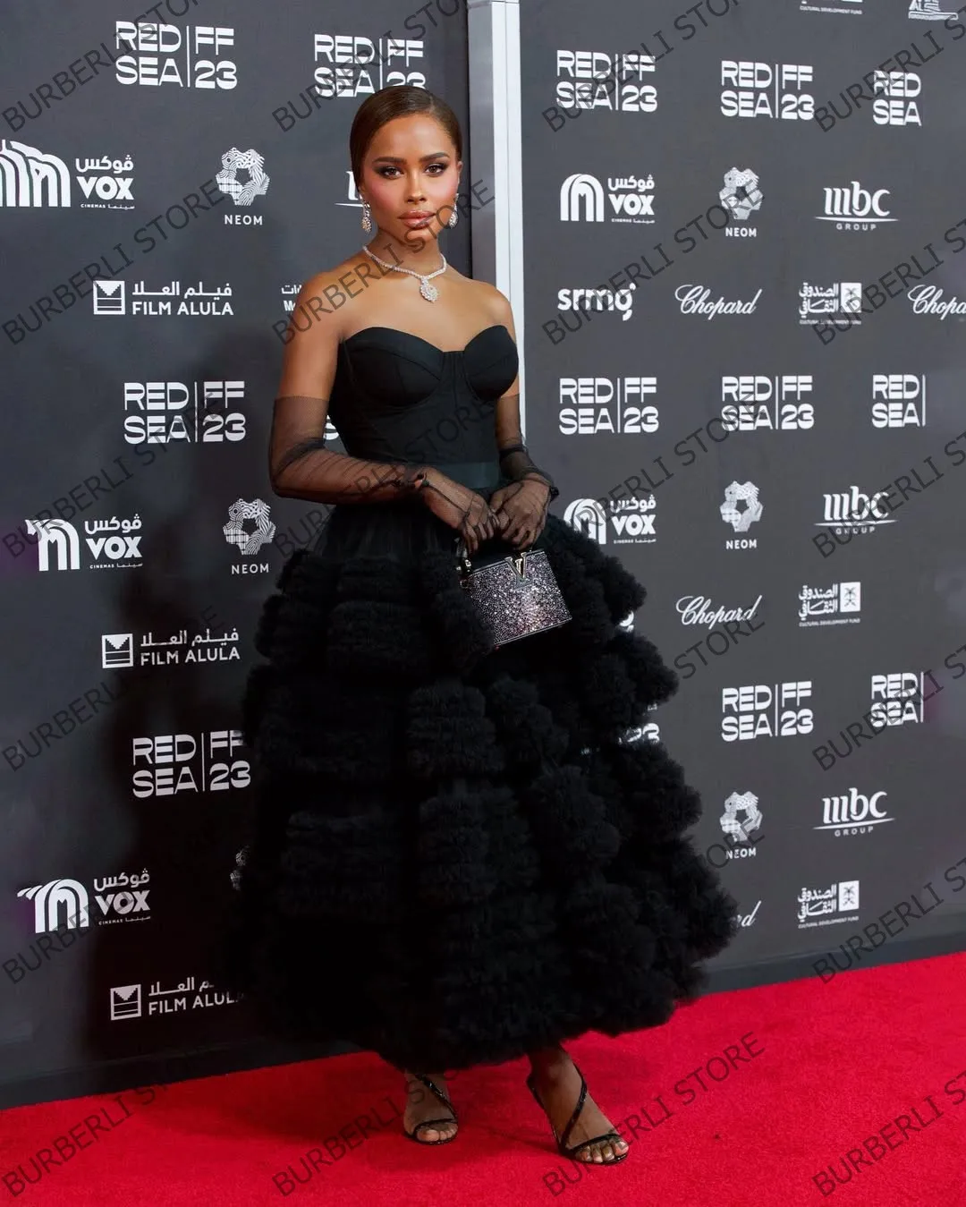 Elegant Black Strapless Celebrity Gowns Fluffy ตาข่าย Ruffles อย่างเป็นทางการชุดไม่มีถุงมือประณีต Tulle ประกวดพรหมชุด