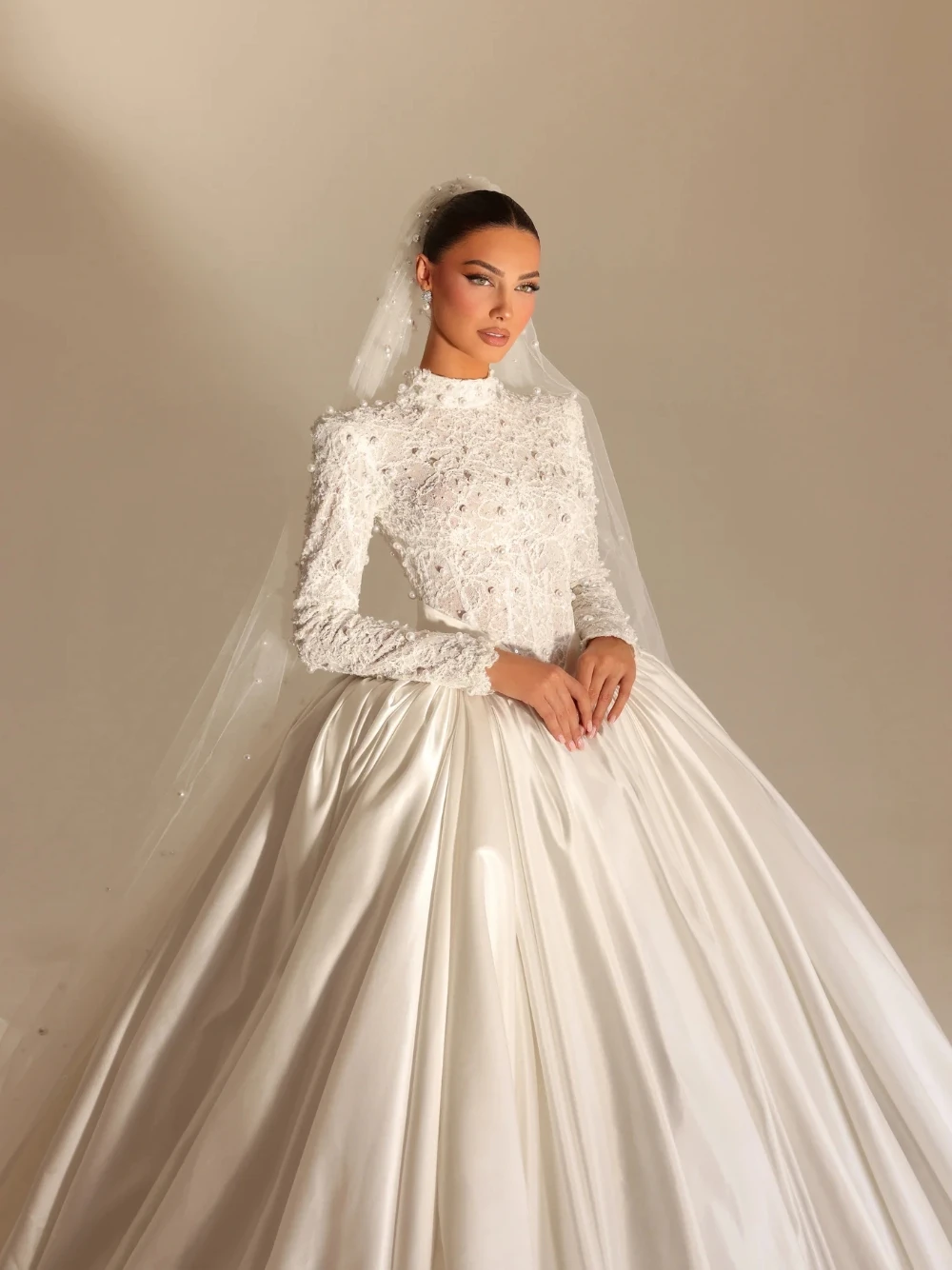 

Modest Long Sleeved Ball Gown Customized Romantic Pearls Wedding Dress Chic Backless Princess Stunning Delicate Bride Wear