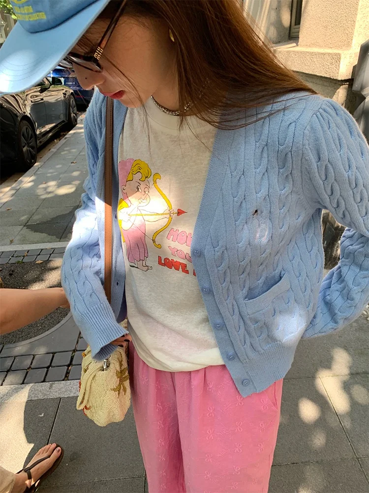 เสื้อสเวตเตอร์คอวีปักลายสีน้ำเงินสำหรับผู้หญิง แฟชั่นฤดูใบไม้ร่วงฤดูหนาว ทรงเข้ารูป ดีไซน์บิดเกลียว สไตล์เกาหลี ทรงปกติ แขนยาว