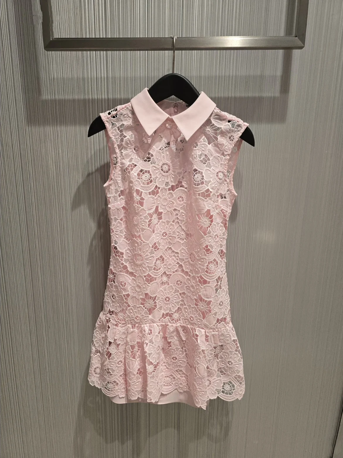 

Heidd SP2026 Весеннее омолаживающее платье без рукавов с розовым кружевом и цветочным узором, с вырезами, в нежном стиле, из полиэфирного волокна, фасон H