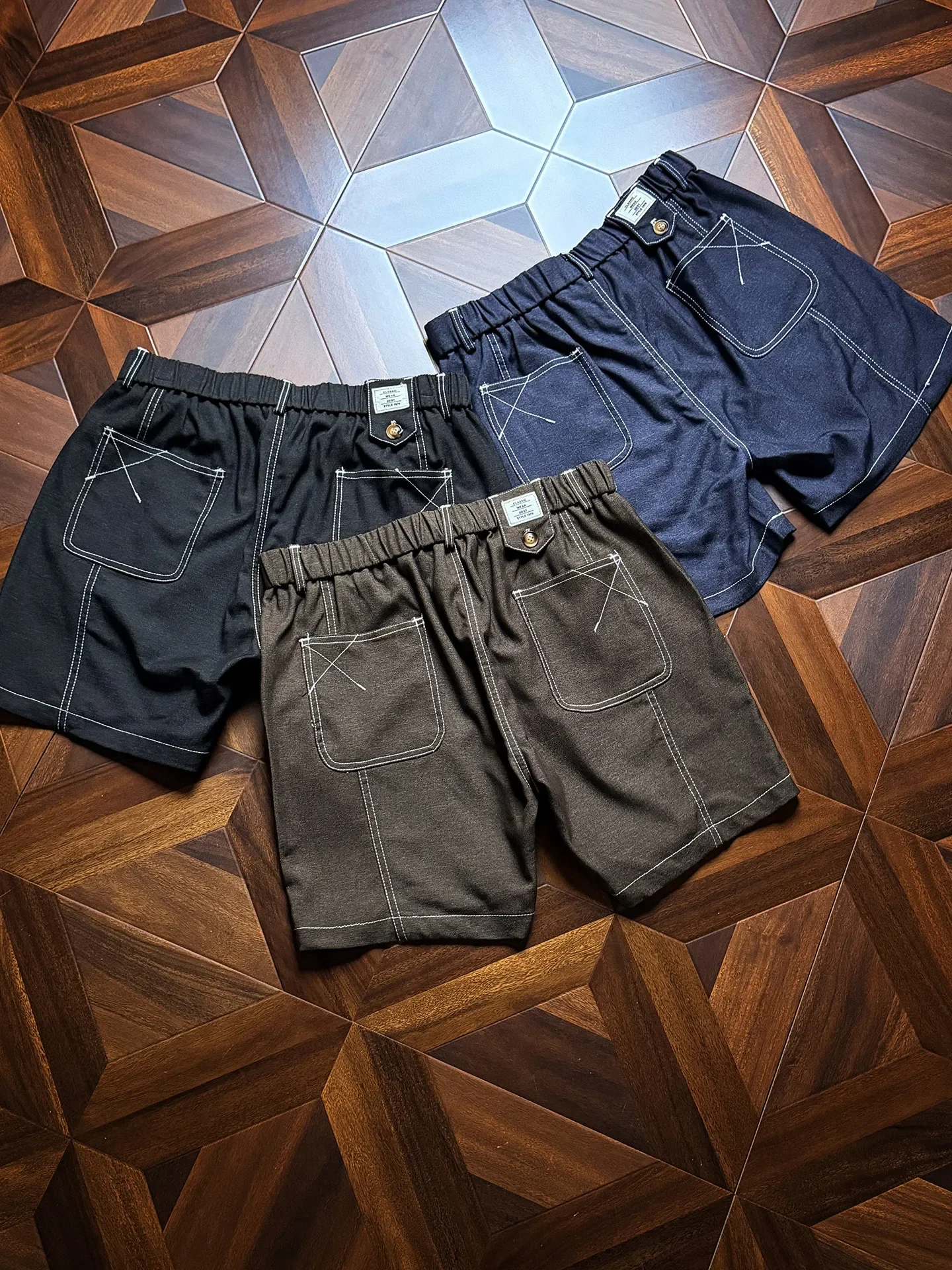 Vertical and skin-friendly, not soft, low saturation shows temperament, diagonal pocket casual five-point shorts