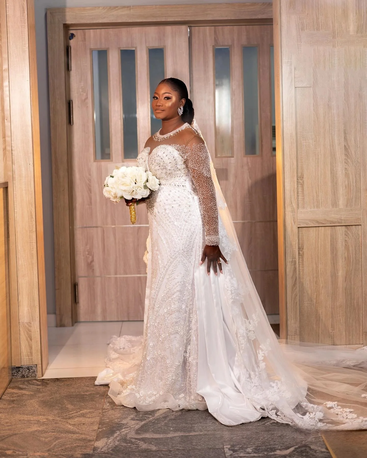 Personalizado sheer neck contas brilhantes cristais vestido de casamento robe de mariée mangas compridas trem destacável vestidos de noiva de luxo