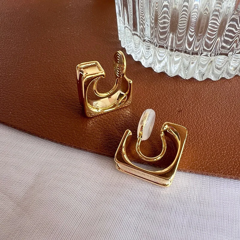 

New Square Ear Studs Hip Hop Versatile No Ear Hole Mosquito Incense Plate Ear Clip Female Gift Wholesale