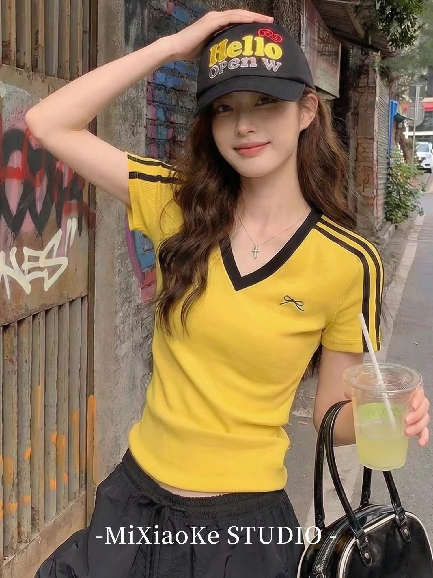 

Женская футболка Slim Fit желтого цвета с коротким рукавом, вышивкой и V-образным вырезом, летний модный топ в корейском стиле