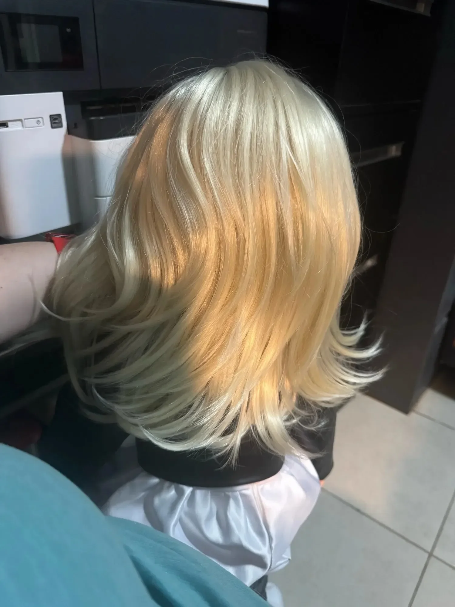 Premium synthetisches Haar blonde Perücken für Puppen Braut von Chucky Cosplay Perücke mit Seiten knallen lange lockige schwarze Wurzeln natürliche