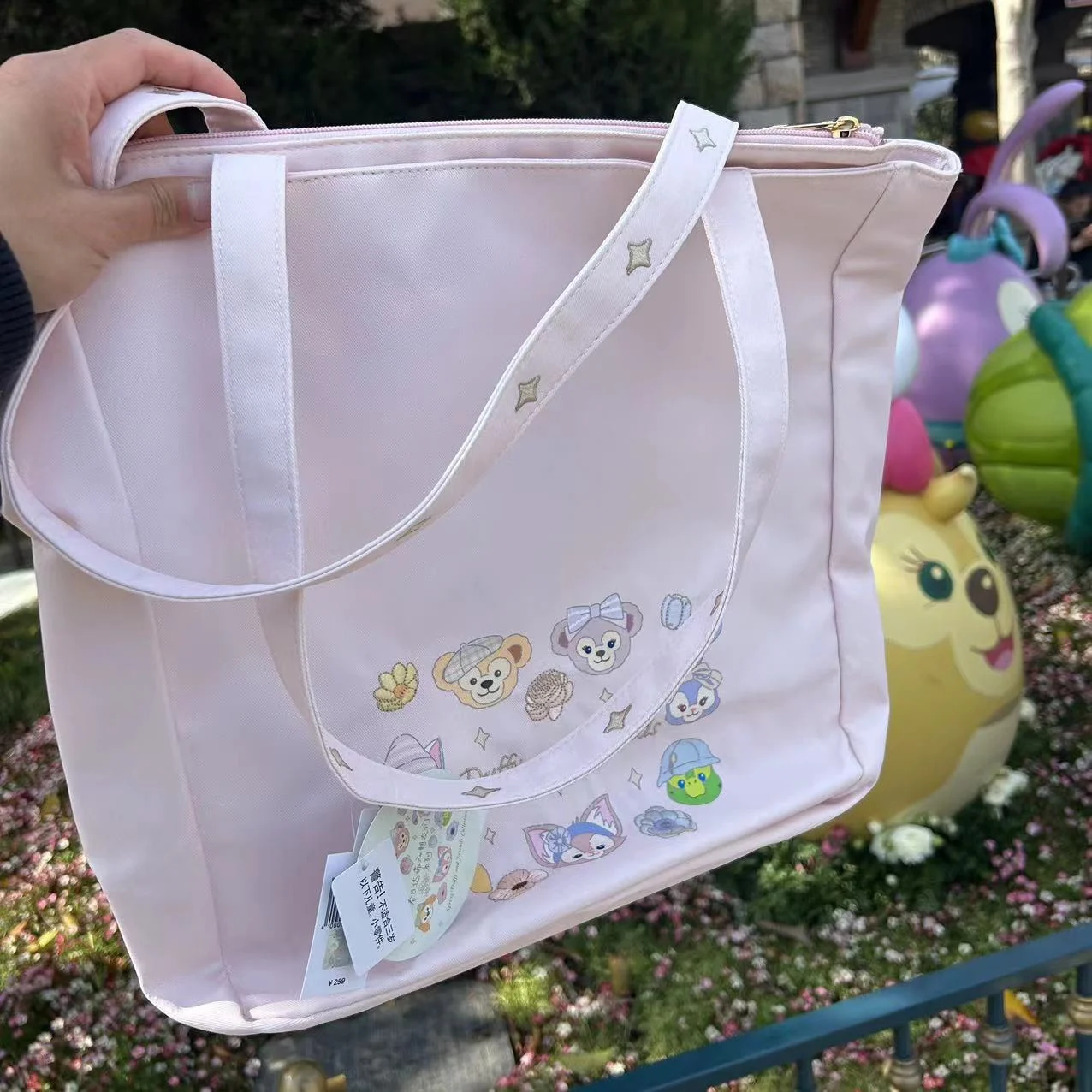 กระเป๋าโท้ตดัฟฟี่ดั๊กและผองเพื่อน ฤดูใบไม้ผลิ 2024 ของเซี่ยงไฮ้ดิสนีย์แลนด์ กระเป๋าถือความจุขนาดใหญ่ ของขวัญวันเกิดสำหรับเด็กผู้หญิง ของที่ระลึก