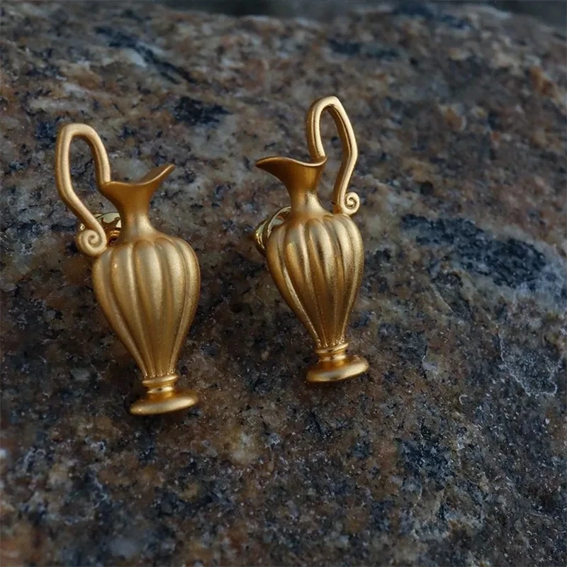 

Medieval Luxury Vintage Handheld Water Kettle Earrings Romantic Small and Elegant Elegance Fashion Simple Versatile Earrings