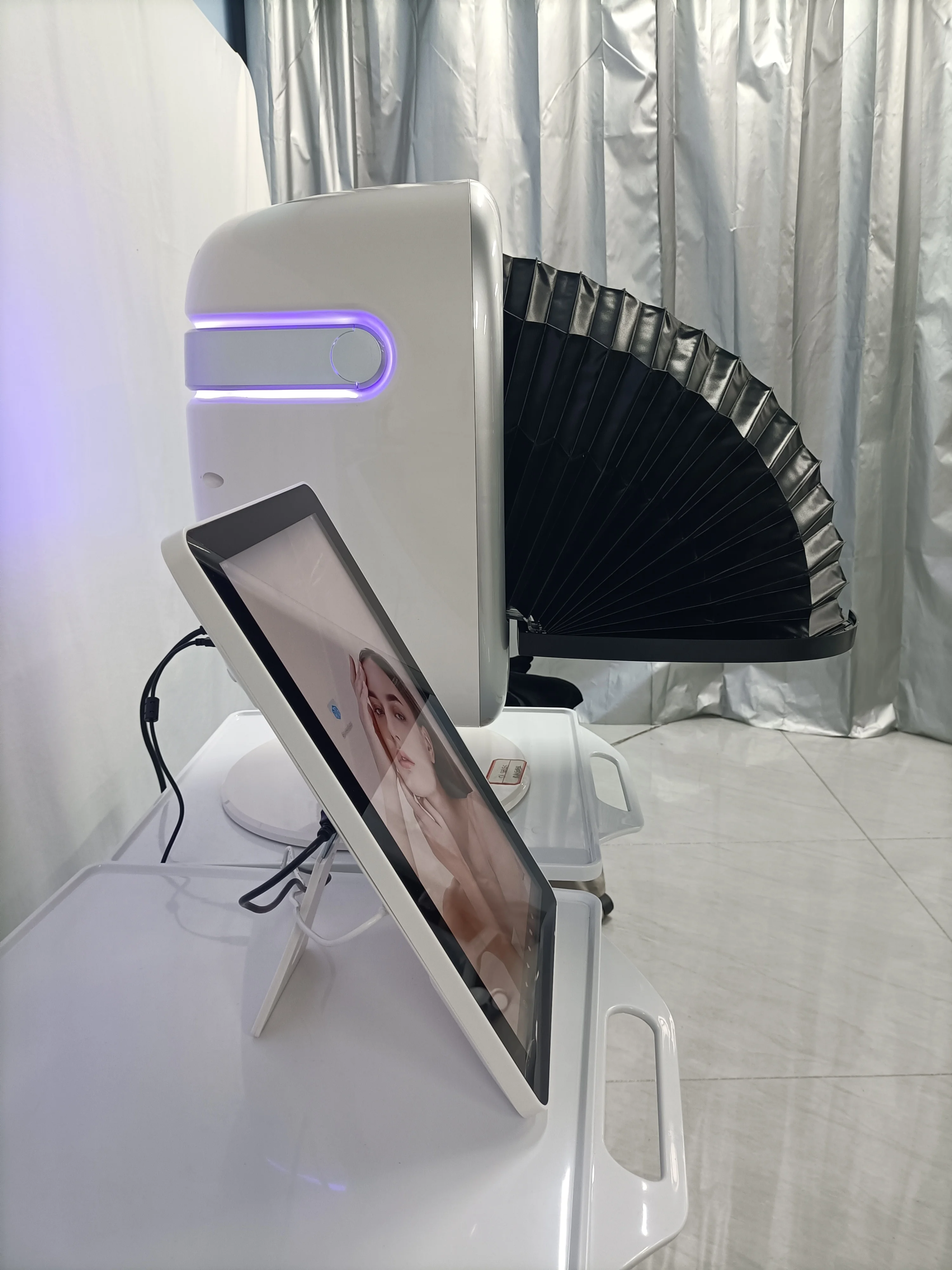 15.6 inch New 3D Facial Skin Analyzer Machine Skin Analyzer Facial Machine 5 Light Spectrum Skin Analysis Scanner