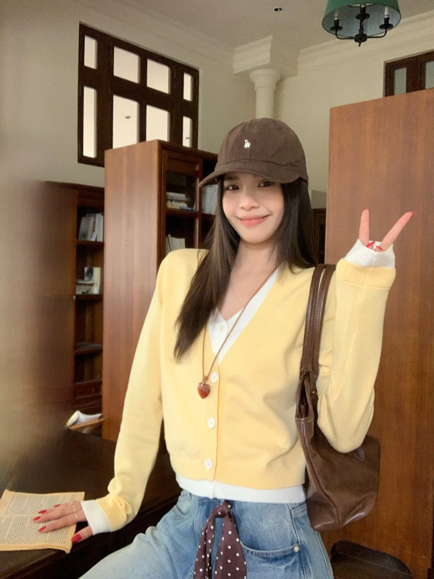 

Женский свитер Slim Fit с V-образным вырезом, вязаный, желто-белый, в стиле пэчворк, модный, новинка весны, с эффектом многослойности, с длинными рукавами