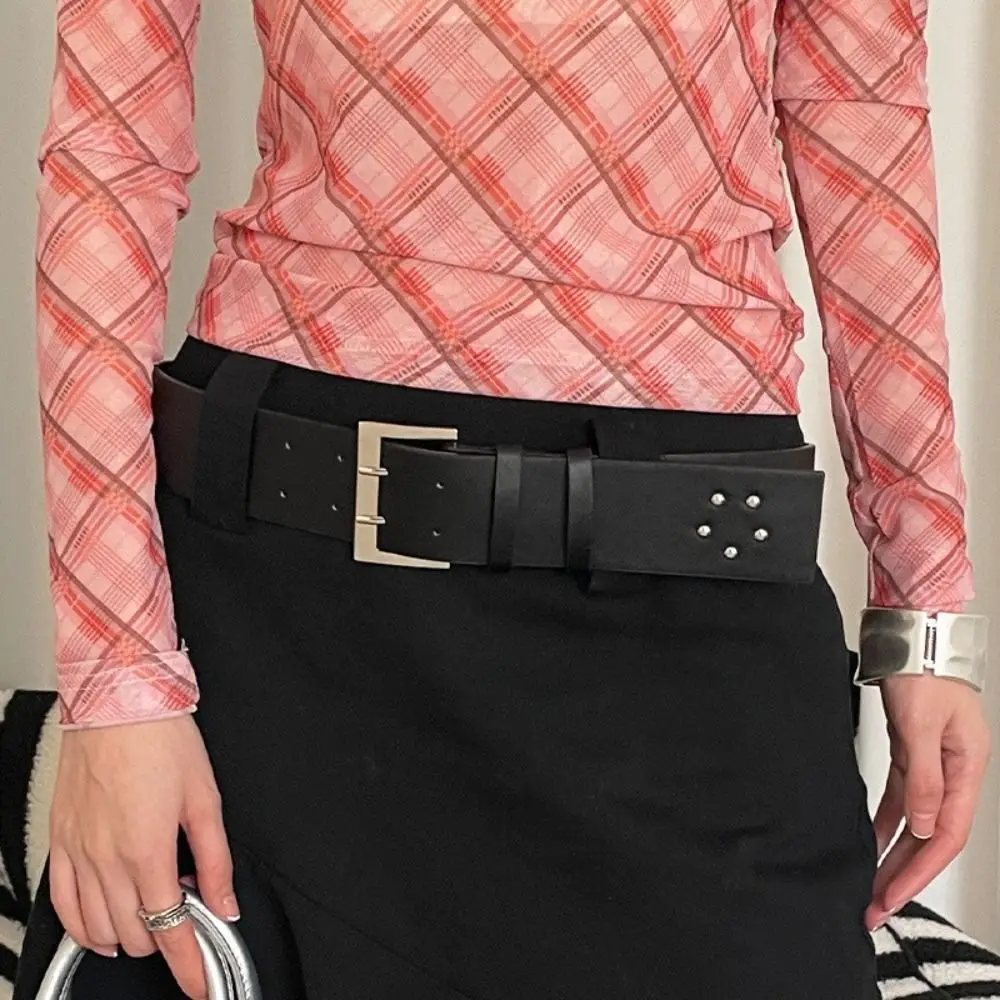 Designer เข็มขัดผู้หญิงเกาหลีสีดําสีขาว Pu หนังเข็มขัดเอวกว้าง Y2k Niche ชุดกางเกงยีนส์เข็มขัดหญิง