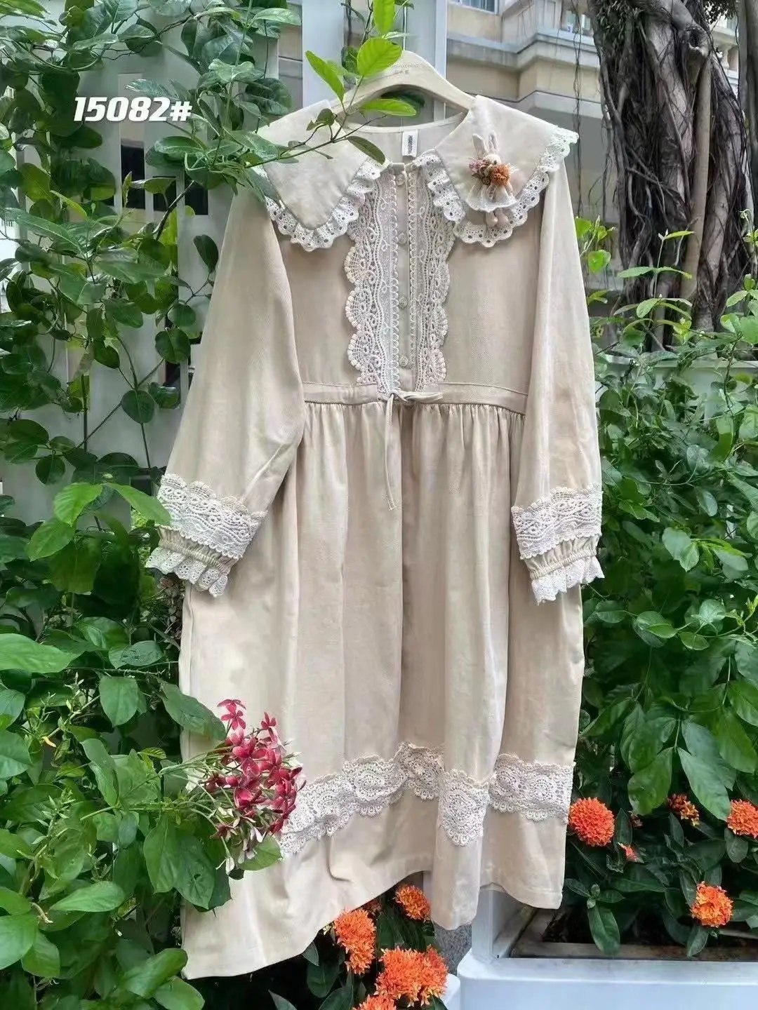 فستان قطني طويل للفتيات الصغيرات بياقة دمية كبيرة وتطريز دانتيل وخصر ضيق وأكمام طويلة ناعمة