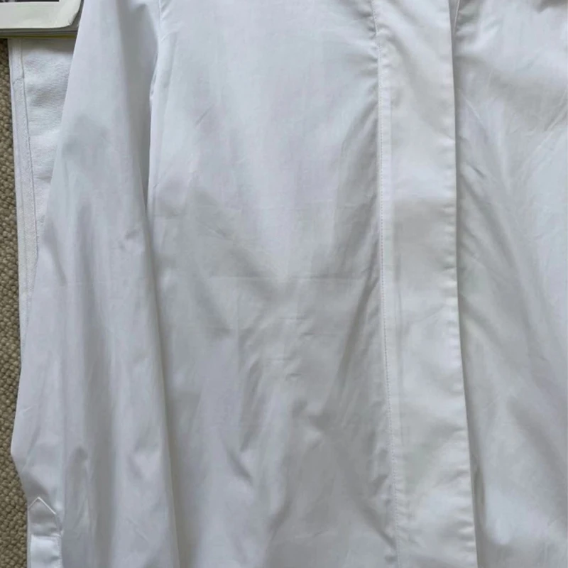 Camisa branca de manga comprida com decote em V FWRD Camisa branca minimalista para deslocamento # FWRD0041