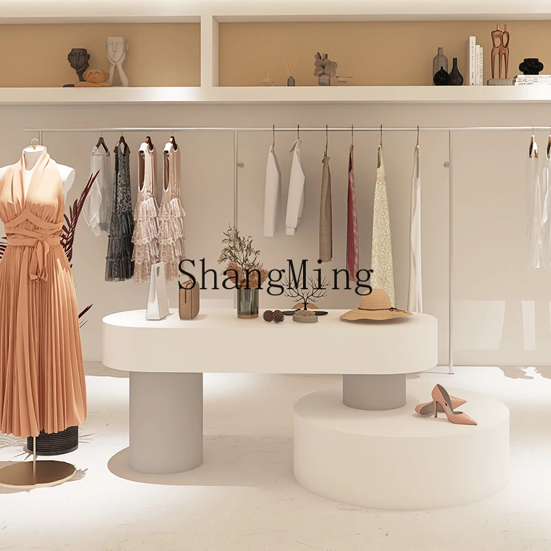CL women's clothing store checkout page display table placed in the middle of the Nakajima shoe bag display  display rack table