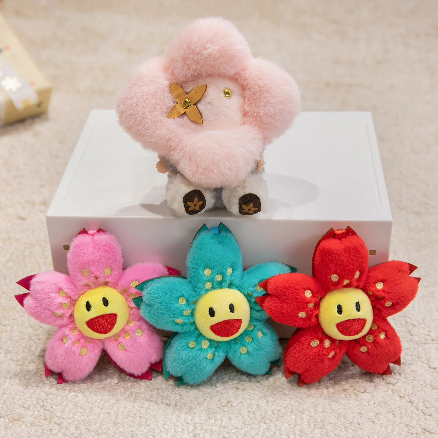 かわいいひまわりぬいぐるみキーホルダーおもちゃ、花のぬいぐるみ、柔らかい人形、小さなペンダントキーホルダー、ファッショナブルなバックパックペンダント、クリスマスプレゼント