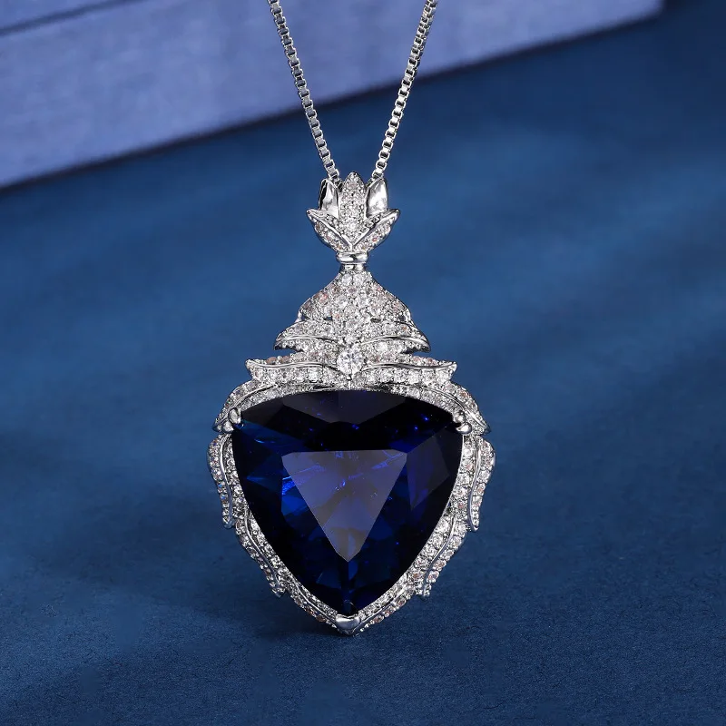 

S925 Sterling Silver Retro Triangle Heart Shaped Claw Inlaid Blue High Carbon Diamond Pendant Necklace Luxury Women Jewelry Gift