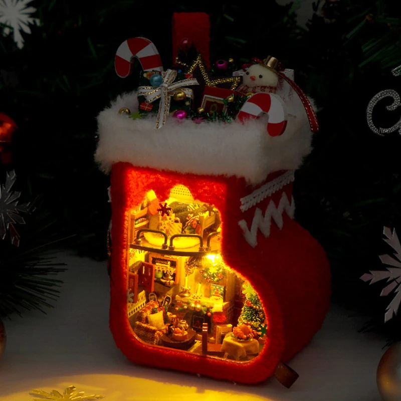 Kit modello in miniatura Casa per calze natalizie in legno fai-da-te con luci a LED Casa delle bambole con mobili per regali di compleanno per amici