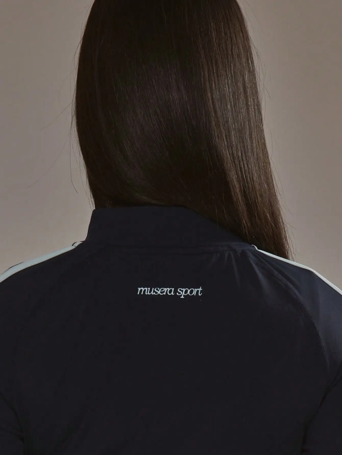 سترة رياضية نسائية بسحاب وتفاصيل مخططة، تصميم محدد للجسم مناسب للتمارين الرياضية والبادل في الخريف والشتاء