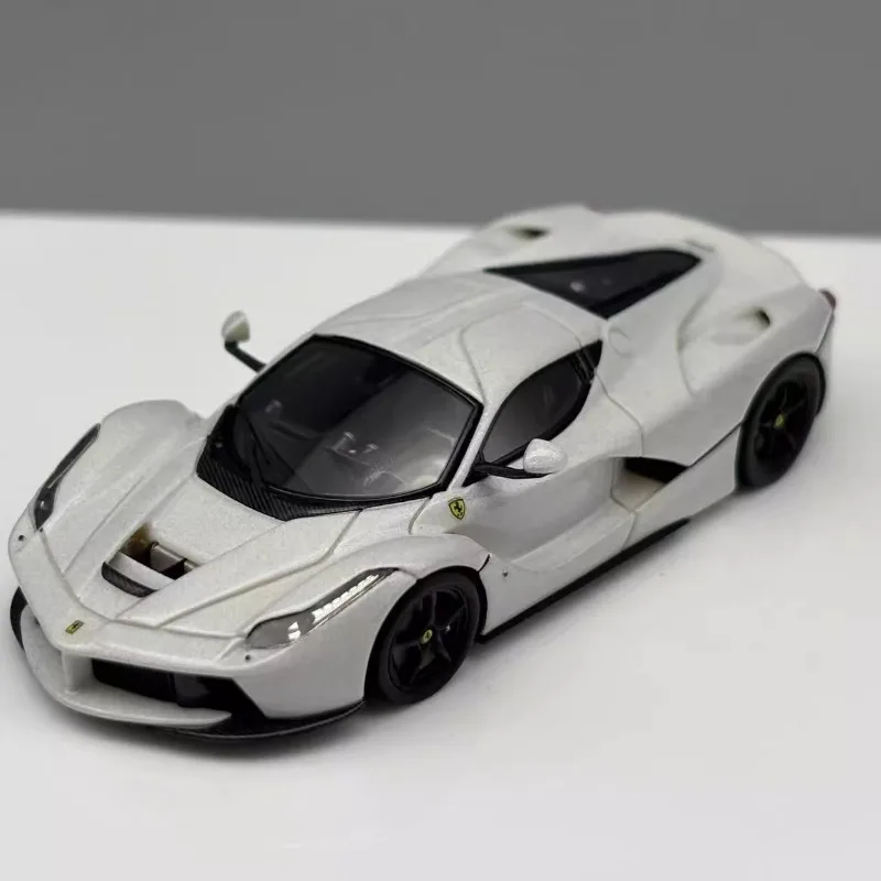 DMH 1:64 con decoración de motor, simulación de resina de alta gama, decoración de colección de modelos de coches estáticos, un regalo de vacaciones para amigos.
