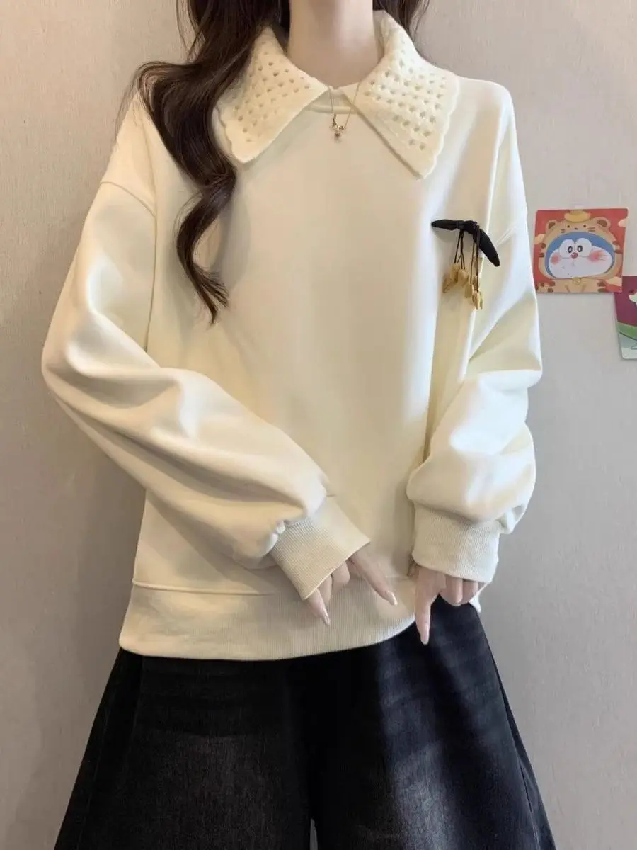 سترة نسائية مبطنة مطرزة بمقاسات كبيرة مع ياقة بيبي دول، تصميم نحيف يغطي الكتفين، مناسبة لجميع المواسم