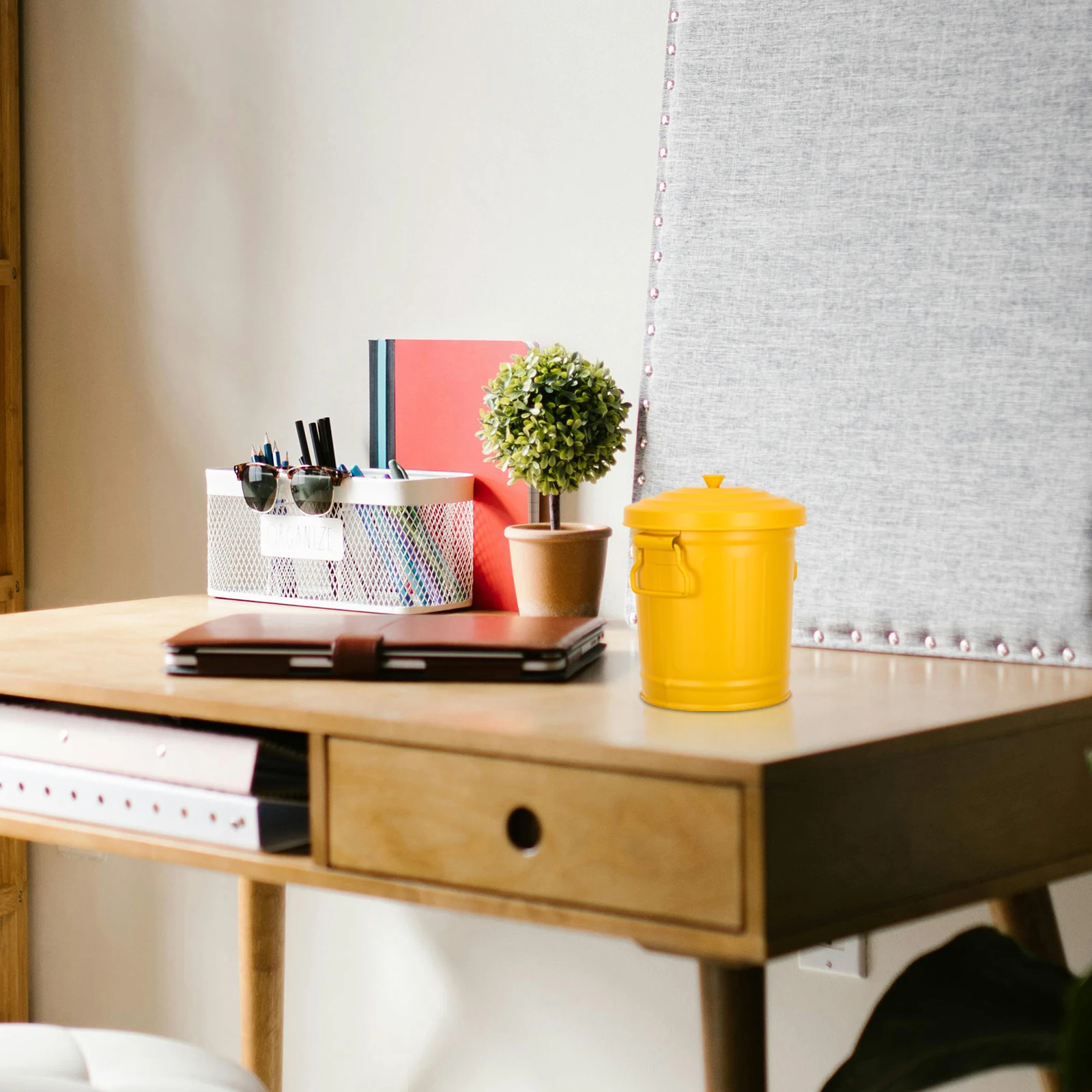 

Trash Can with Lid Small Metal Garbage Bin Compact Desktop Iron Waste Can Office Bedroom Car Use Mini Countertop Bin