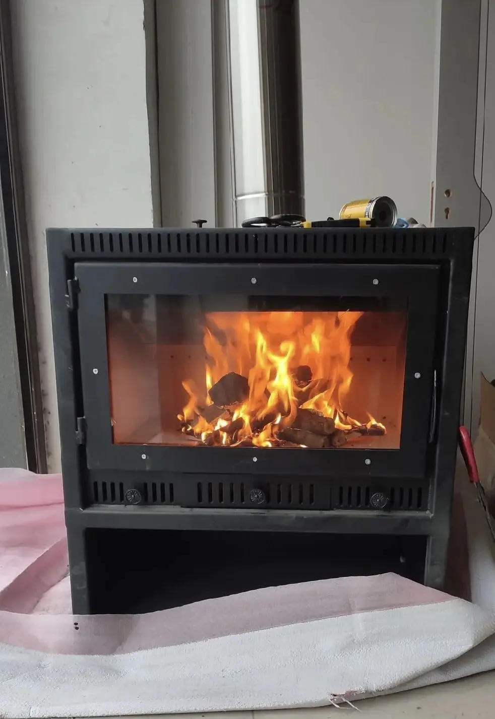 ZHUWEI ODM مدفأة حديثة قائمة بذاتها كفاءة حرارية من الحديد الزهر للمناطق البيئية للاستخدام الداخلي في فنادق الشقق