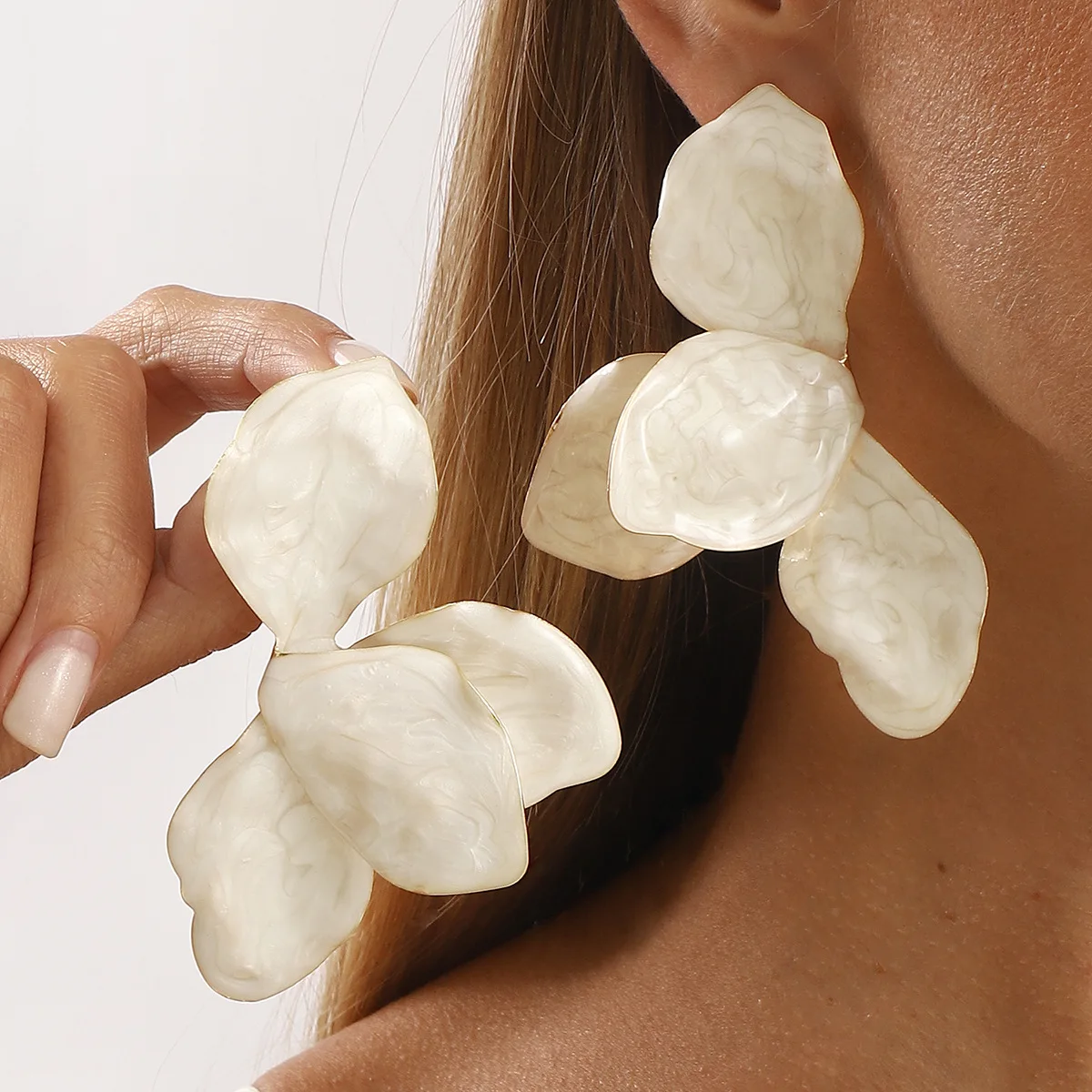 

Vintage White Enamel Large Flowers Metal Stud Earrings for Women Fashion Personality Wedding Romantic Jewelry Gifts