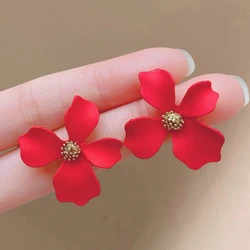 2025 Sweet Stereo Flower Stud Earrings for Women Fashion Temperament Wedding Ear Jewelry Four-petals Earrings pendientes