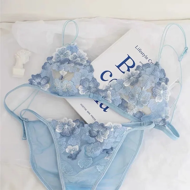ชุดชั้นในลูกไม้ปักลายแบบสามเหลี่ยมสไตล์ฝรั่งเศส ไร้โครง เก็บทรงสวย ดีไซน์เว้าแหวก เซ็กซี่ ยี่ห้อ CA MOYIU ประกอบด้วยบราและกางเกงใน