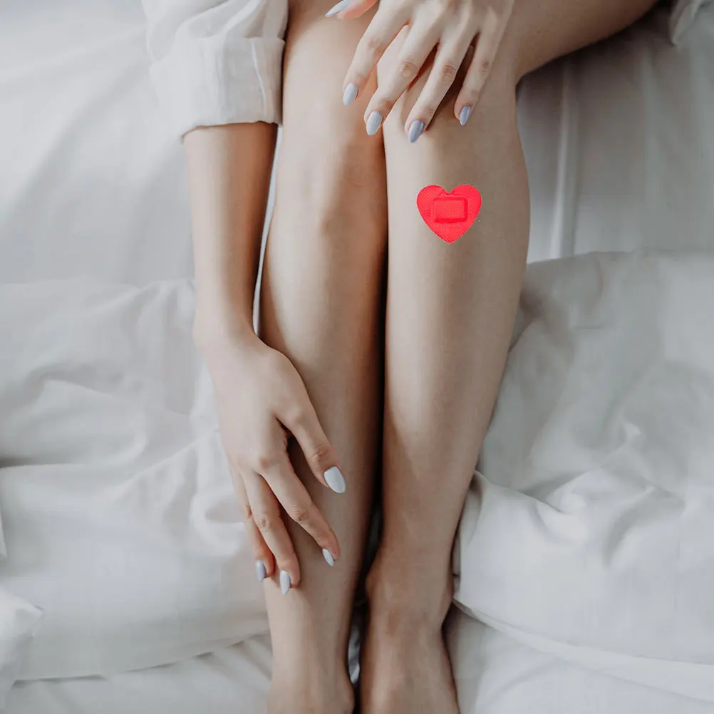 

25pcs Heart Shaped Adhesive Bandages Waterproof Flexible Sensitive Skin Wound Care Outdoor Emergency Use Patch Bandages Kids