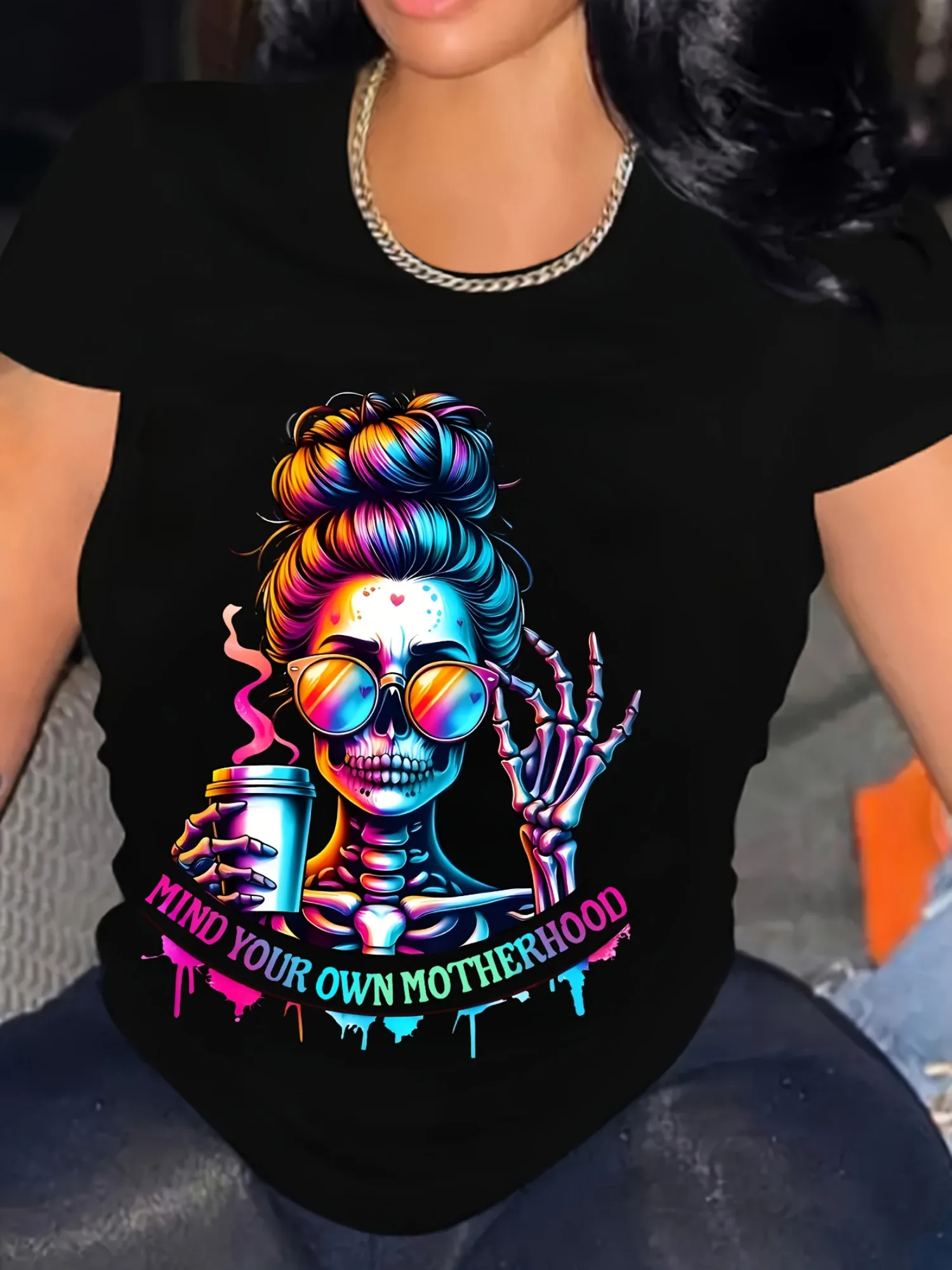 تي شيرت نسائي برسومات هيكل عظمي يوم الموتى - تي شيرت صيفي كاجوال فضفاض مناسب بتصميم "Mind Your Own Motherhood"