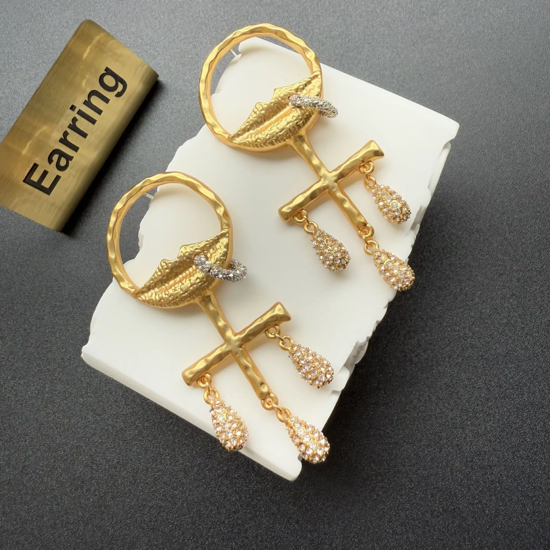 

2025 Новые абстрактные серьги-гвоздики с цифрами лица, ожерелье, винтажный легкий роскошный комплект украшений для женщин