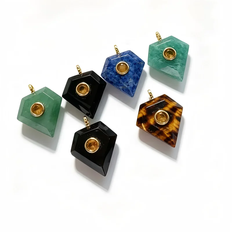 Natural crystal pendant DIY accessory, available in various gemstones. It can be used as an essential oil bottle / qi healing pe